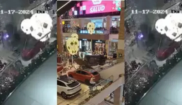 Automvil cae dentro de centro comercial