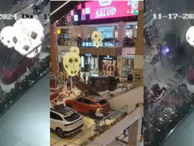 Automvil cae dentro de centro comercial