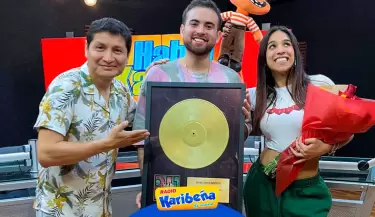 Csar BK recibe placa de reconocimiento por 'Hoy te voy a olvidar'