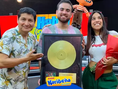 Csar BK recibe placa de reconocimiento por 'Hoy te voy a olvidar'