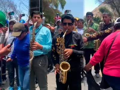 Orquesta toc en carretera para cruzar va bloquead en paro de mineros en Ica.