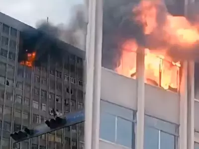 Incendio de gran magnitud desata caos en Cercado de Lima en plena campaa navidea.