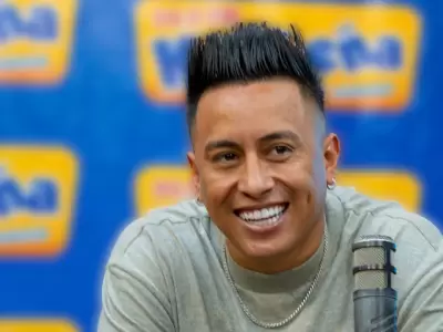 Christian Cueva se lleva el ttulo de Voz Revelacin Masculina de la Cumbia en los Premios Karibea 2024.