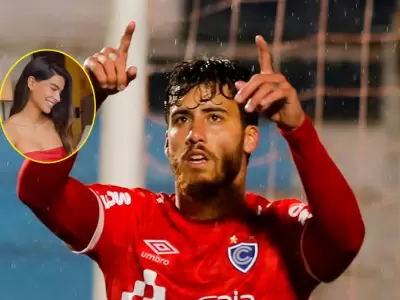 Beto da Silva muestra su amor por Ivana Yturbe dedicndole su gol.