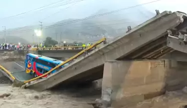 Colapso del puente Chancay deja dos muertos y caos.