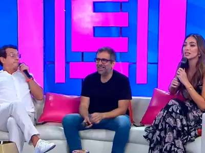 Sergio Galliani y Giovanni Ciccia incomodan a Natalie Vrtiz en plena entrevista en vivo.