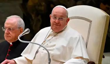 Papa Francisco muestra leve mejora tras ser hospitalizado por neumona bilateral.