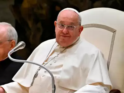 Papa Francisco muestra leve mejora tras ser hospitalizado por neumona bilateral.