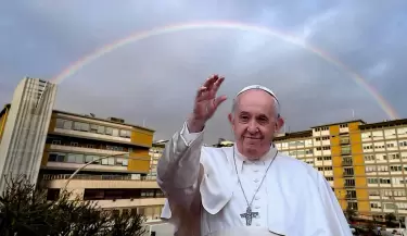 Arcoris aparece sobre el hospital donde se encuentra internado Papa Francisco