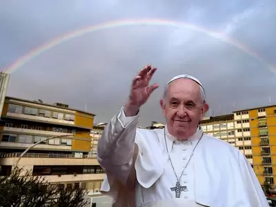 Arcoris aparece sobre el hospital donde se encuentra internado Papa Francisco