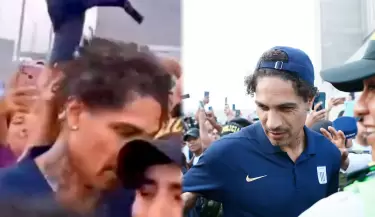 Paolo Guerrero sufre robo de gorra en el recibimiento de Alianza Lima.