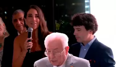 'Rulito' Pinasco se emociona hasta las lgrimas al recibir homenaje de sus hijos en presentacin de su libro.