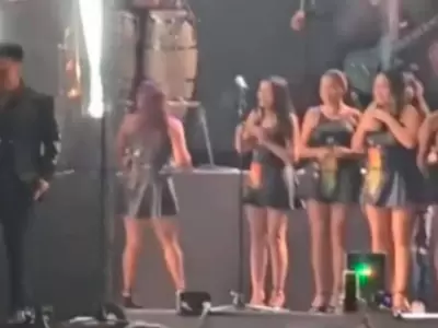 Sujeto arroj una botella a las cantantes de Corazn Serrano en pleno show