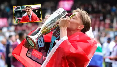 Oliver Sonne celebra ascenso del Burnley con la blanquirroja al hombro.