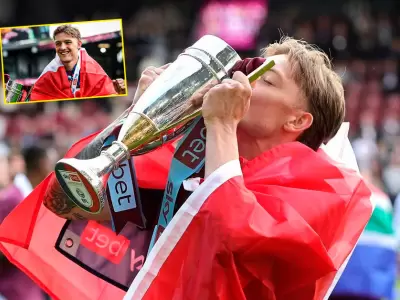Oliver Sonne celebra ascenso del Burnley con la blanquirroja al hombro.
