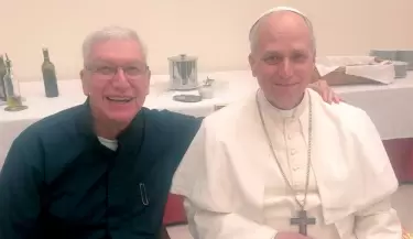 Papa Len XIV comparte momento con el arzobispo de Lima Carlos Castillo.