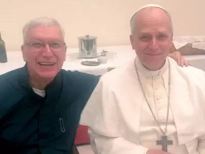 Papa Len XIV comparte momento con el arzobispo de Lima Carlos Castillo.