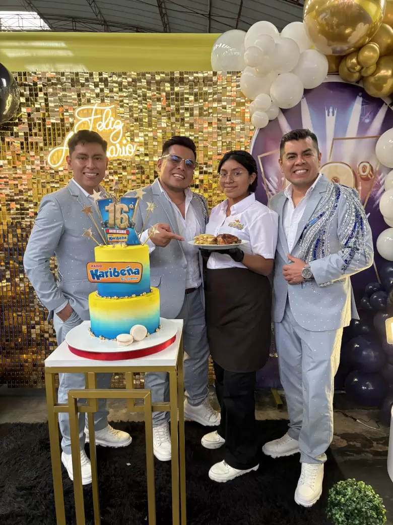 Pollera 'El Man' en 16 Aniversario de radio Karibea.