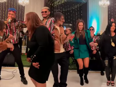 Paolo Guerrero baila con Doa Peta en su cumpleaos 77 y Ana Paula se suma a la fiesta.