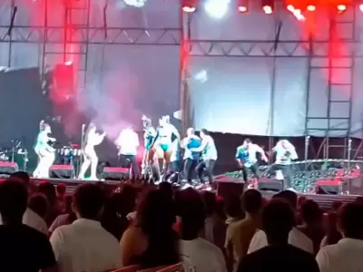 Pantalla LED se desploma en pleno show de la Orquesta Internacional Yurimaguas y msicos huyen.
