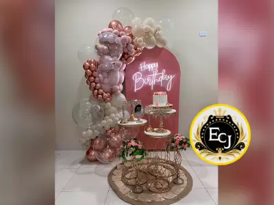 Decoraciones 'ECJ' durante cumpleaos en Karibea.