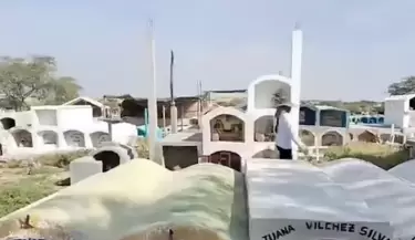 Pareja es captada en comprometedora situacin dentro de cementario