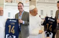 Papa Len XIV recibe camiseta de Alianza Lima como regalo de George Forsyth: "Orgullosamente peruano"
