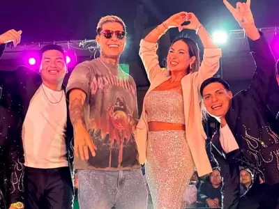 Paul Michael le canta a Pamela Lpez en Fiesta Karibea