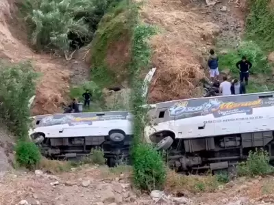 Bus de orquesta de cumbia tuvo grave accidente en Canta.