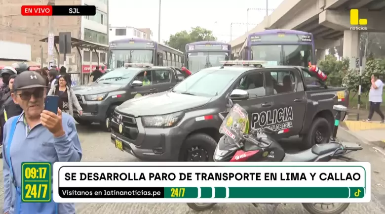 Polica bloquea el paso de varios buses en SJL.
