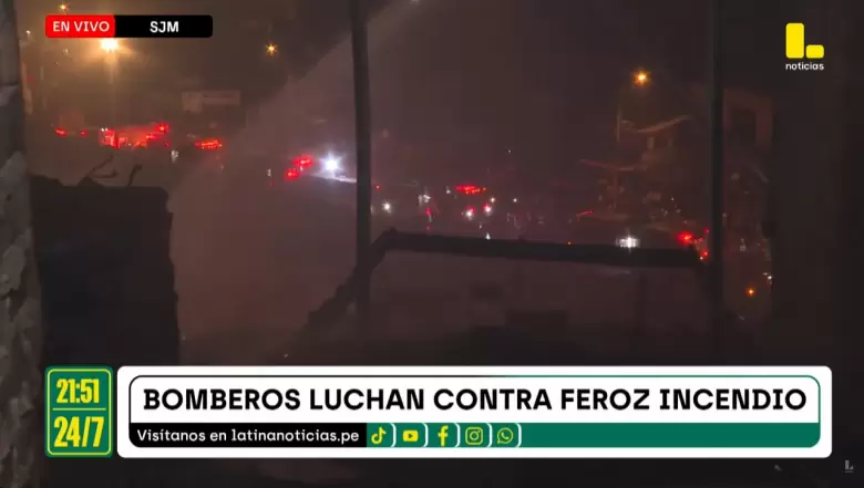 Bomberos luchan contra incendio. (Latina Noticias)