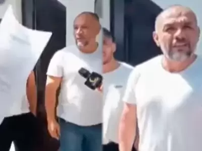 Le gritan a Jackson Mora frente a su casa y se arma tremendo alboroto.