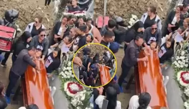 Repartidor de flores cae en una fosa durante un funeral y el video se vuelve viral en TikTok.