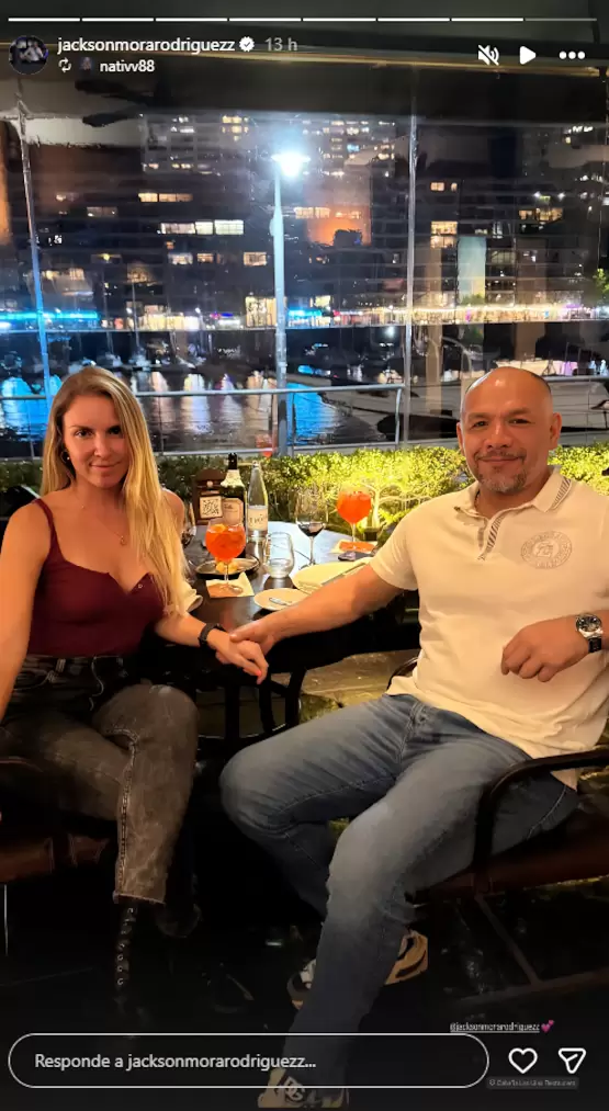 Jacson Mora se luce con guapa rubia argentina.