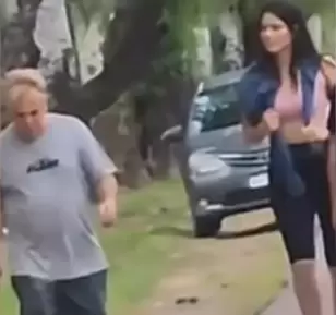 Cristian Castro es visto junto a una fan.