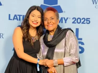 Wendy Sulca acompa a Susana Baca en los Latin Grammys.