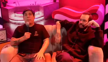 Curwen y Furrey parodian podcast en un hotel.