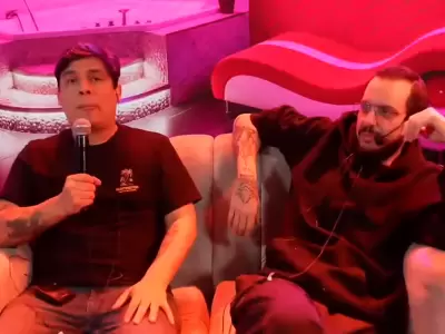 Curwen y Furrey parodian podcast en un hotel.