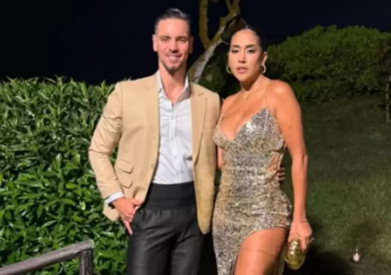 Melissa Paredes y Anthony Aranda posando muy felices