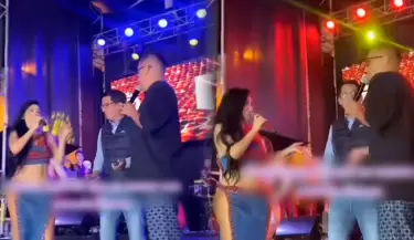 Christian Cueva sorprende al anunciar boda con Pamela Franco en concierto