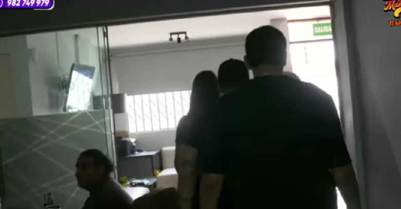 Compa�eros de Laura Spoya se retiraron del set por varios segundos