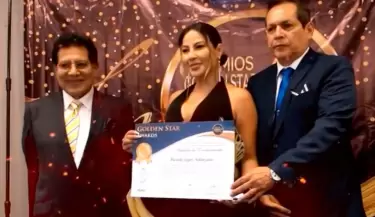 Pamela L�pez es reconocida con un premio Golden Star Awards