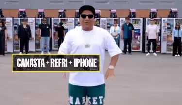 jorge Luna sorprende a sus trabajadores de su p�gina web con 'canastones' por Navidad.