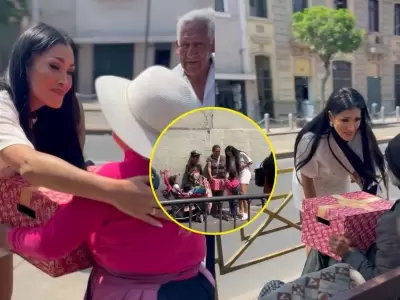 Michelle Soifer conmueve al entregar canastas navide�as a trabajadores ambulantes y personas en situaci�n de calle.