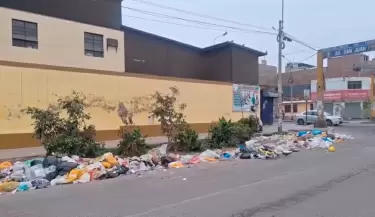 Vecinos denuncian c�mulos de basura junto a centro de salud en Chorrillos.