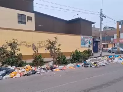 Vecinos denuncian c�mulos de basura junto a centro de salud en Chorrillos.