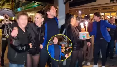 Antonio Pav�n celebr� su cumplea�os con serenata en Espa�a de su pareja e hijo.