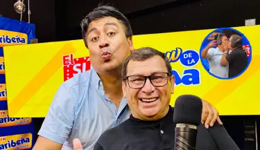Miguel Moreno y el 'Gato' Baz�n d�ndose un beso en radio Karibe�a.