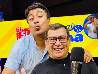 Miguel Moreno y el 'Gato' Baz�n d�ndose un beso en radio Karibe�a.