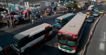 Bad Bunny enfrenta demanda de $16 millones por presunto uso no autorizado de voz.